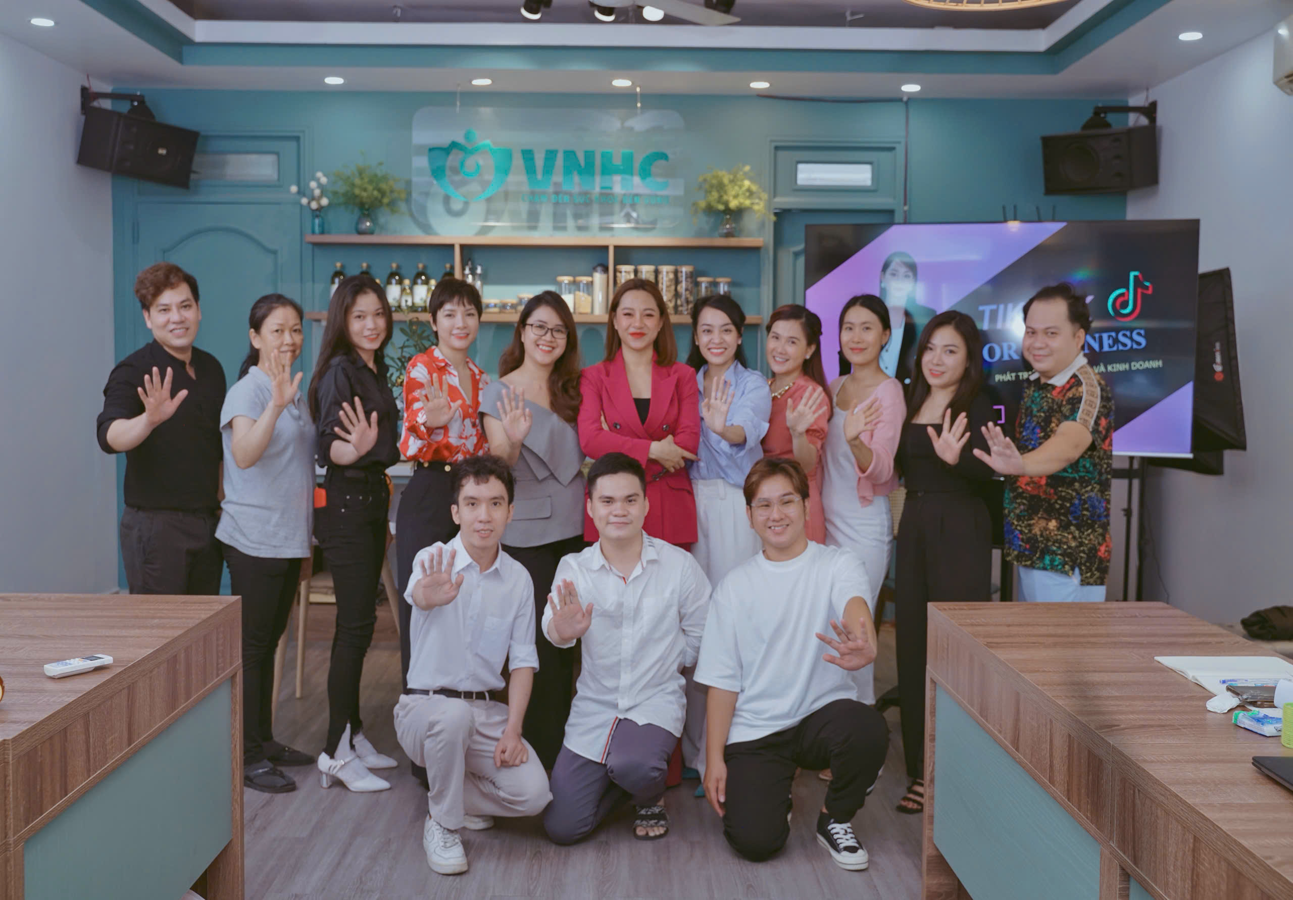 Nhóm học viên tại VNHC vẫy tay chào